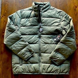 Swiss tech coat. army green color.  deep zipper pockets. Very lightweight.